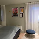 5 Star Sentral And Modern 3-Bedroom Apartment, With Free Parking!