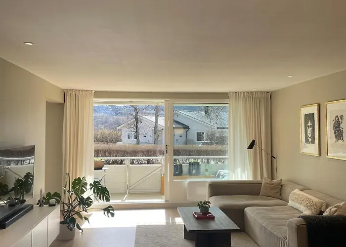 5 Star Sentral And Modern 3-Bedroom Apartment, With Free Parking!