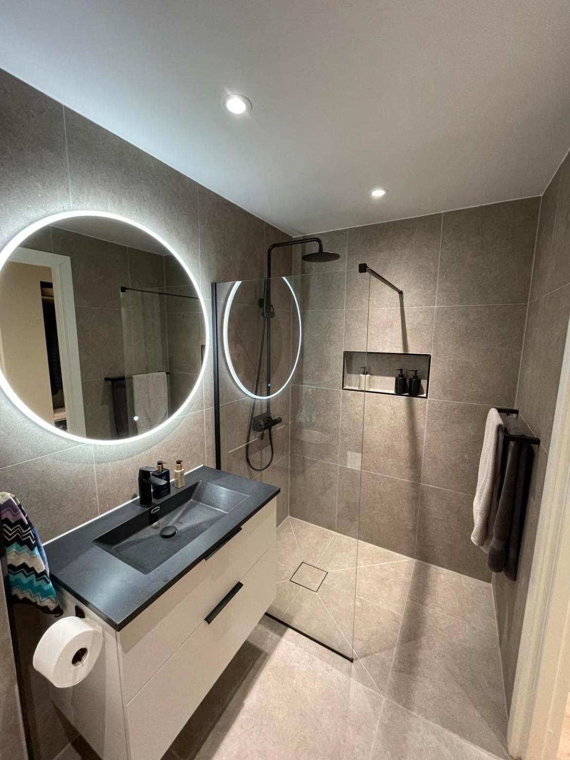 5 Star Sentral And Modern 3-bedroom Apartment, With Free Parking! Leilighet *