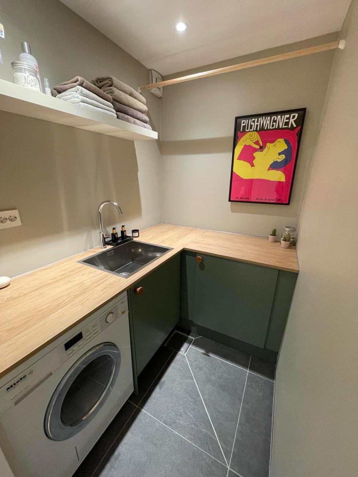 5 Star Sentral And Modern 3-bedroom Apartment, With Free Parking! *