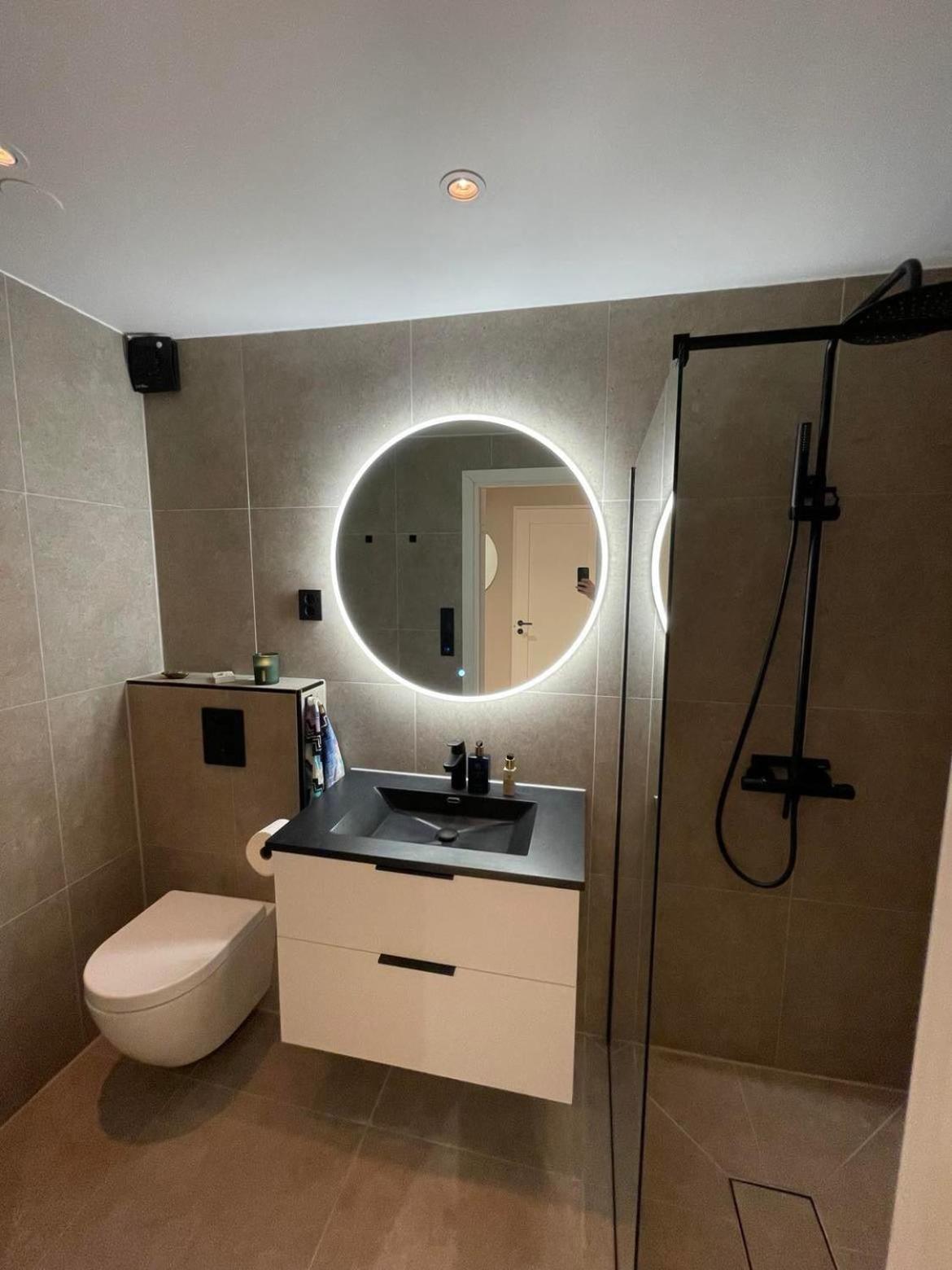 Leilighet 5 Star Sentral And Modern 3-bedroom Apartment, With Free Parking!