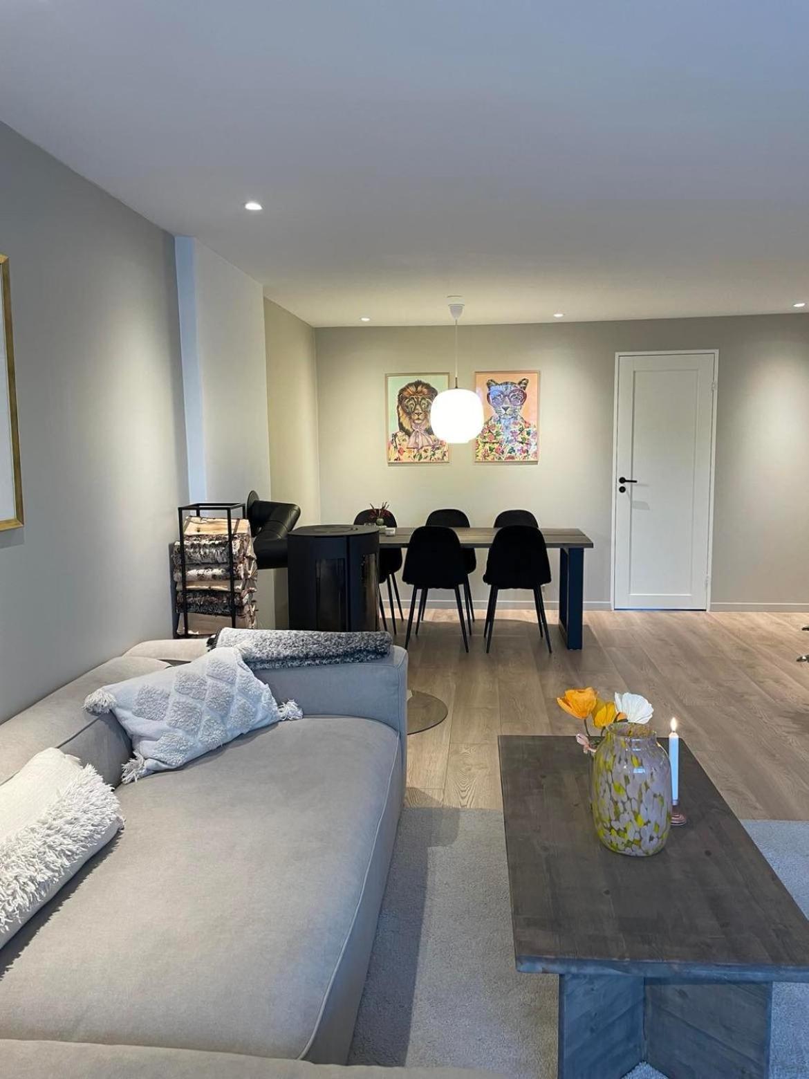 5 Star Sentral And Modern 3-bedroom Apartment, With Free Parking! Leilighet